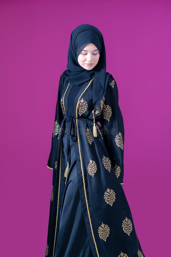 Normaal kiem slachtoffers Moslimvrouw Met Hijab in Moderne Kleding Stock Afbeelding - Image of uitziend, moslim: 148102403 Normaal kiem slachtoffers Moslimvrouw Met Hijab in Moderne Kleding Stock Afbeelding - Image of uitziend, moslim: 148102403