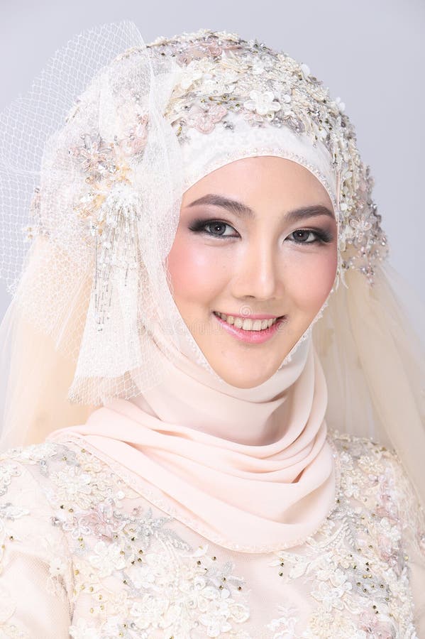 Muslim Arabic Bride in Lace Bead Wedding Dress Stock Photo - Image of ...