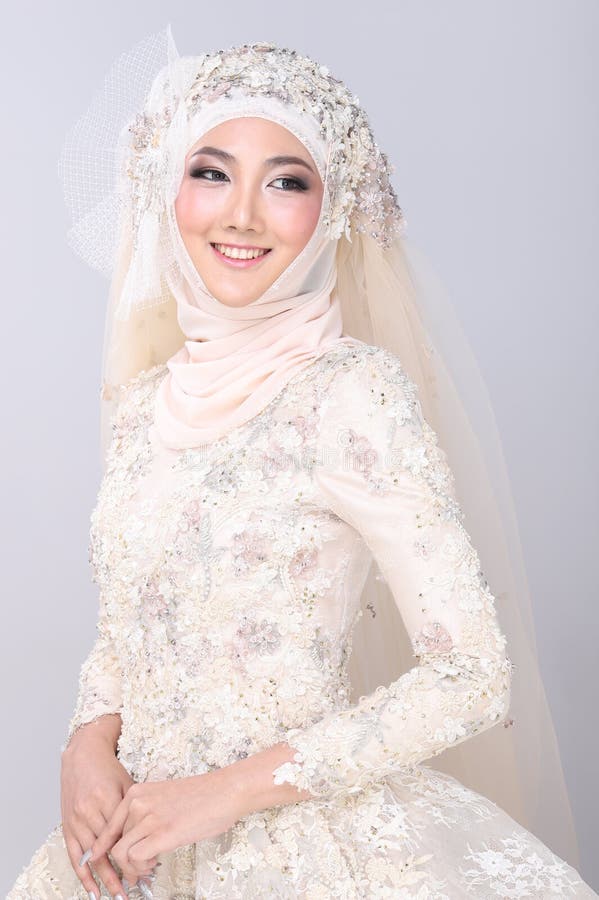 Buy Beaded Lace Hijab Wedding Dress, Elegant Muslim Wedding Dress, Lace Bridal  Dress, White Wedding Dress, Islamic Dress, Long Sleeve Dress Online in  India - Etsy