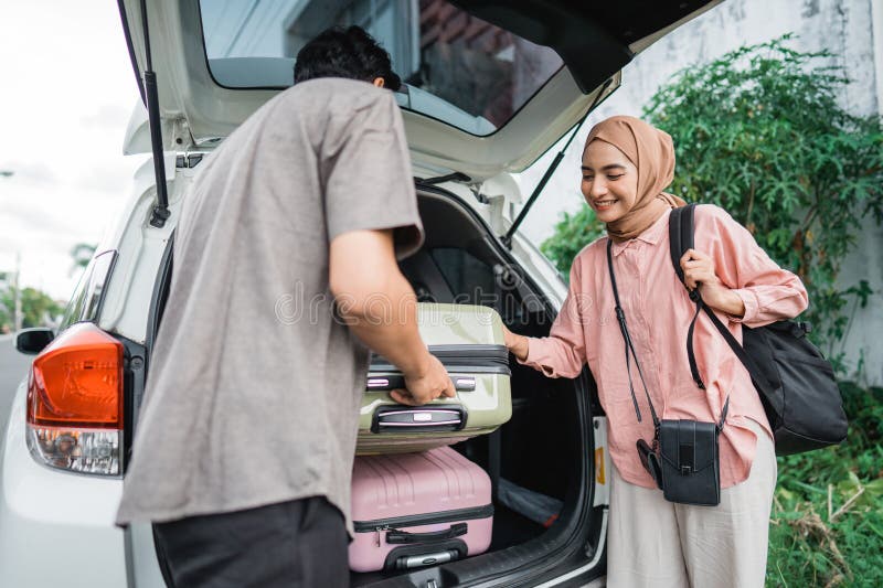 https://thumbs.dreamstime.com/b/muslim-couple-packing-suitcase-car-trunk-eid-mubarak-holiday-muslim-couple-packing-suitcase-car-274541069.jpg