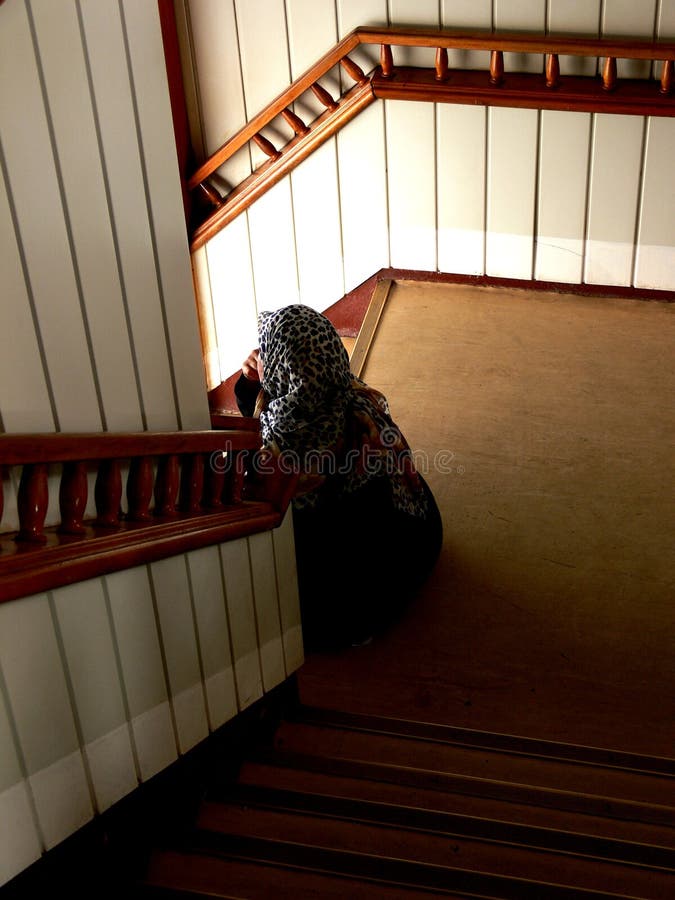 Donna musulmana sta riposando sul scala.