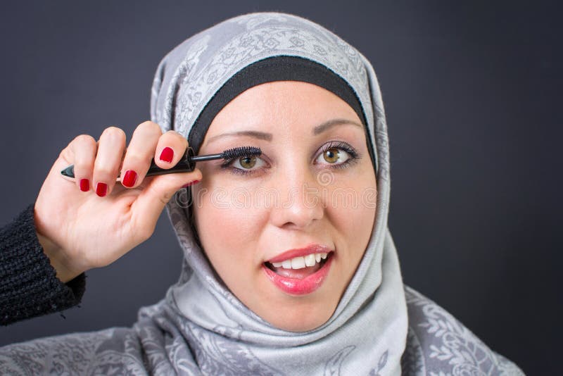 Muslim woman applying mascara royalty free stock photography Muslim woman applying mascara royalty free stock photography