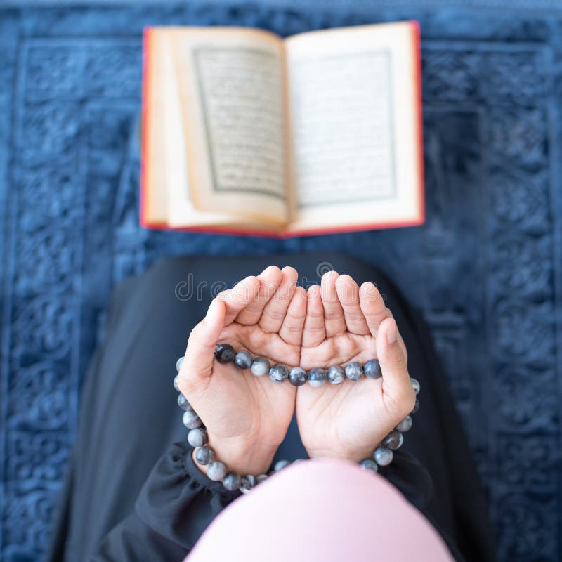 Girl reading quran Stock Photos, Royalty Free Girl reading quran Images |  Depositphotos