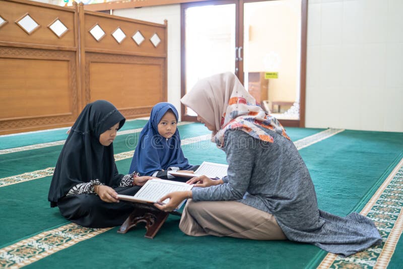 Female teacher teach her student to read quran