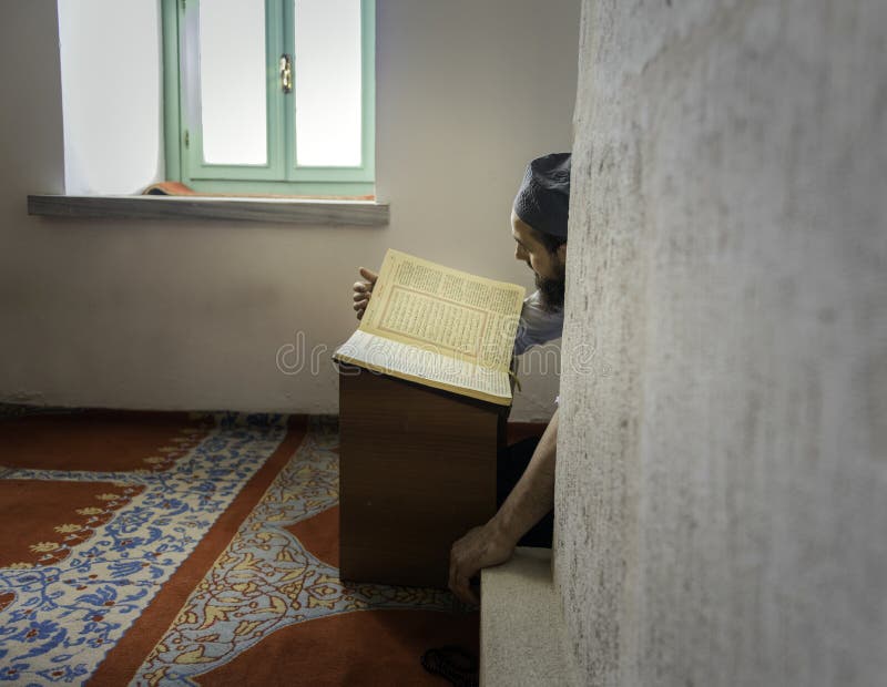 Hombre lectura santo Corán.