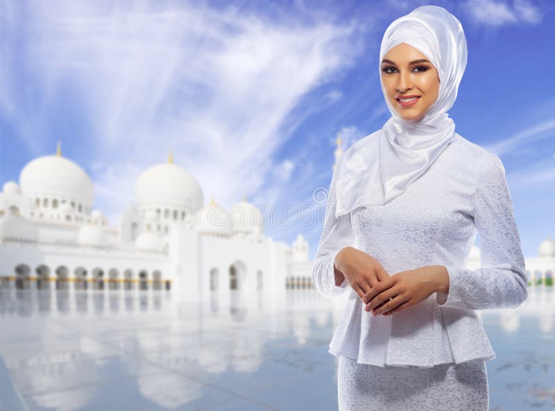 Muslimsk kvinna p? vit mosk?bakgrund arkivbild Muslimsk kvinna p? vit mosk?bakgrund arkivbild