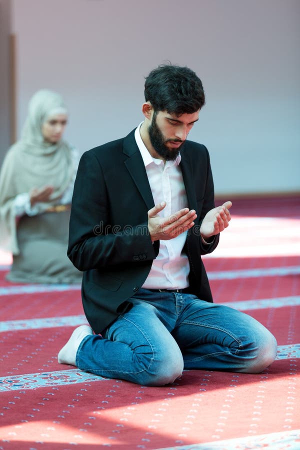 Muslimsk man och kvinna som ber i moské arkivbild Muslimsk man och kvinna som ber i moské arkivbild