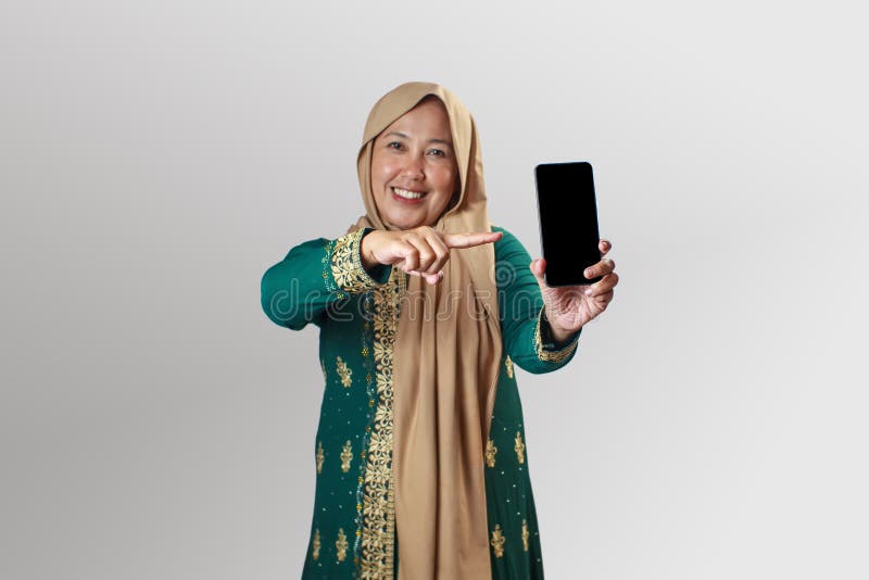 Muslimska kvinnor som presenterar en Smartphone i traditionell Attire royaltyfri bild