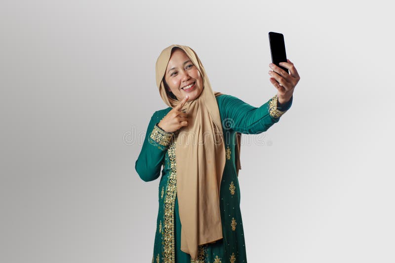 Muslimska kvinnor som tar selfie i traditionell islamisk atmosfär arkivbilder