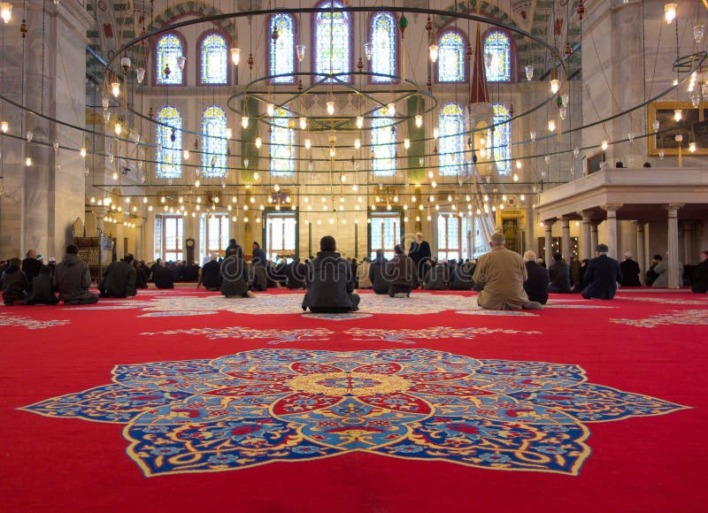 Muslimska troenden i moskén (ledaren) arkivfoton Muslimska troenden i moskén (ledaren) arkivfoton