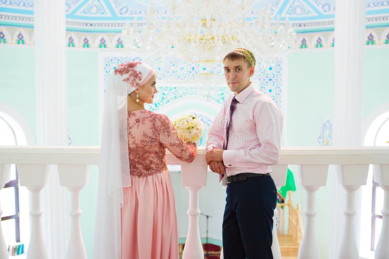 Muslimskt bröllop av ett par i moské Nikah arkivbild Muslimskt bröllop av ett par i moské Nikah arkivbild