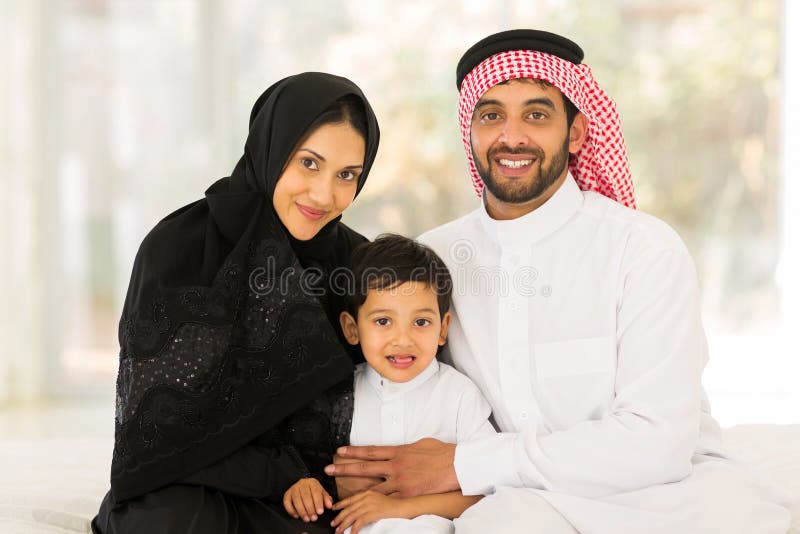 Muslimskt familjsammanträde royaltyfria bilder Muslimskt familjsammanträde royaltyfria bilder