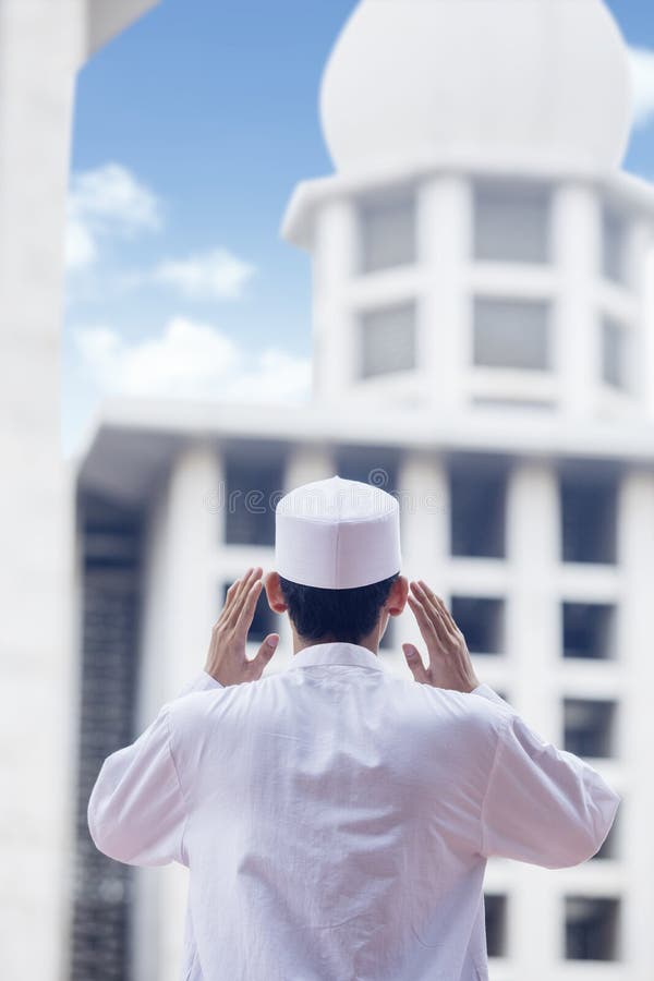 Muslimskt göra för man som är azan i moskén royaltyfri bild Muslimskt göra för man som är azan i moskén royaltyfri bild