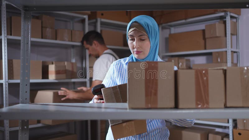 Musliweibliches Hijab Arbeiterlager Online-Geschäft stock video footage