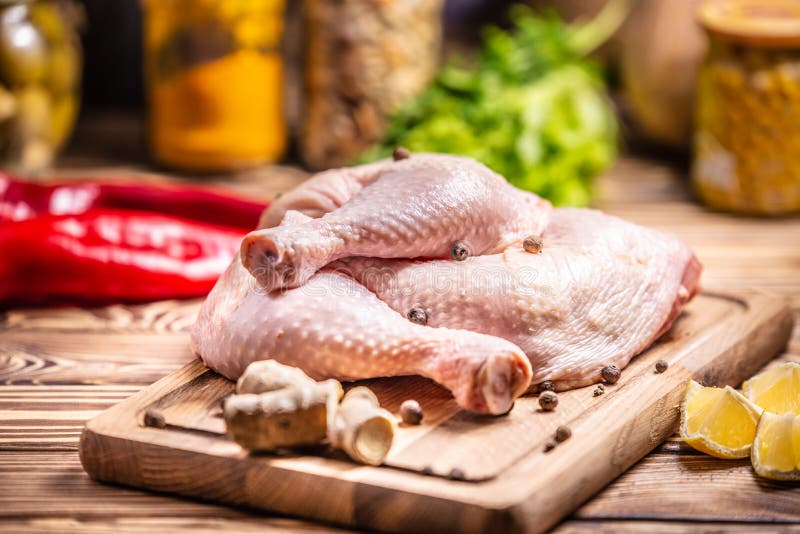 Muslo sin procesar del pollo Cocina, nutrición imagen de archivo Muslo sin procesar del pollo Cocina, nutrición imagen de archivo