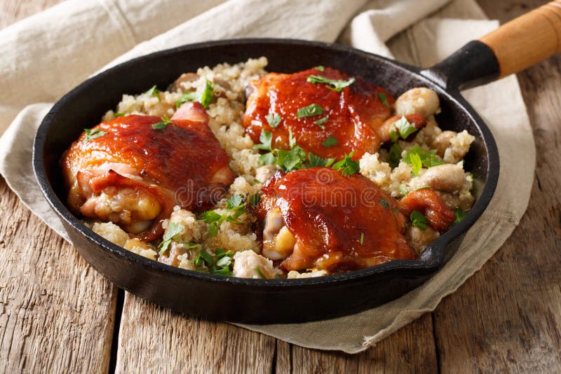 Muslos cocidos del pollo con la quinoa y las setas orgánicas cerca para arriba fotografía de archivo libre de regalías Muslos cocidos del pollo con la quinoa y las setas orgánicas cerca para arriba fotografía de archivo libre de regalías