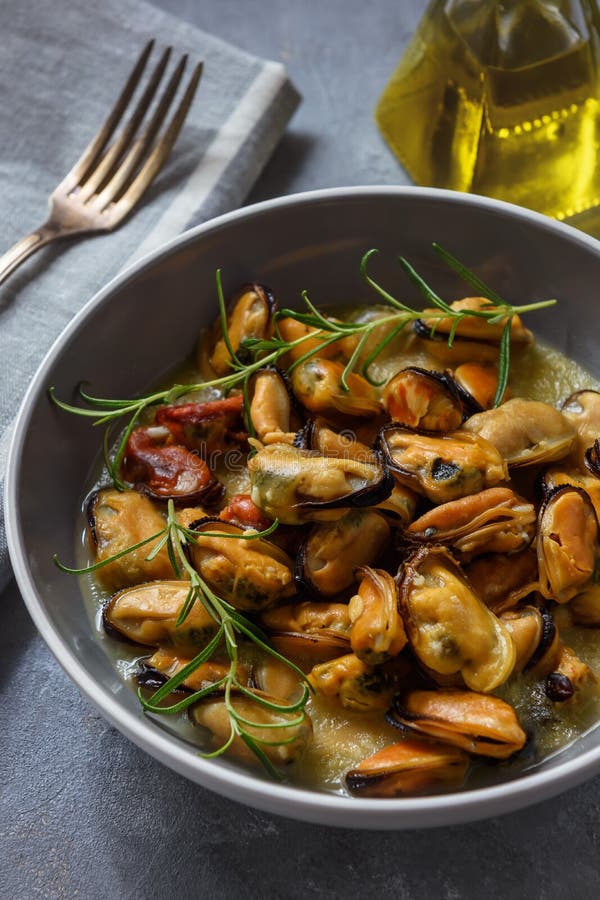 Mussels cooked with garlic, lemon and rosemary. royalty free stock photos Mussels cooked with garlic, lemon and rosemary. royalty free stock photos
