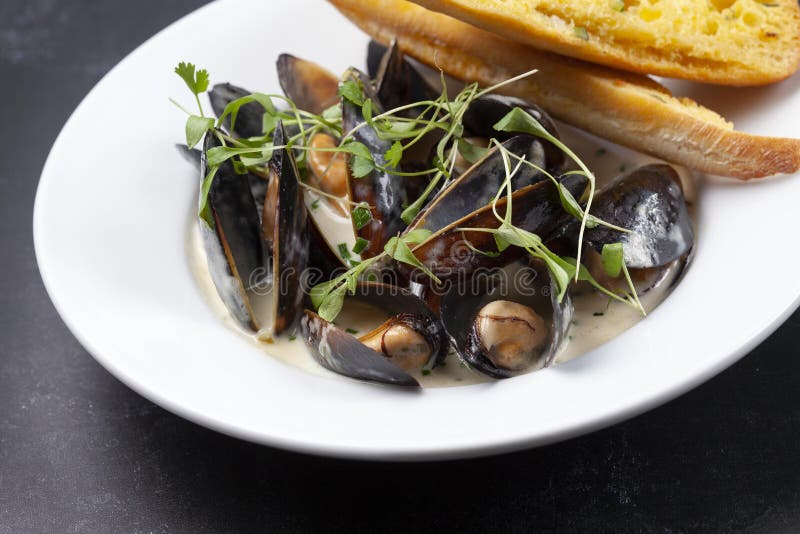 13,956 Mussels White Eine Sauce Stock Photos Free & RoyaltyFree