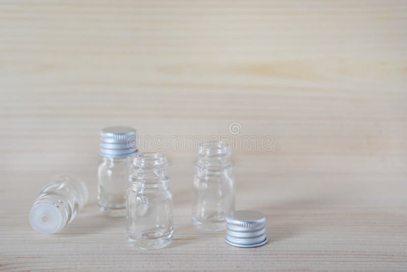 Mustergröße mit 4 Parfümflaschen auf einem leeren Raum des Tabellenhintergrundes für Text stockfotografie Mustergröße mit 4 Parfümflaschen auf einem leeren Raum des Tabellenhintergrundes für Text stockfotografie