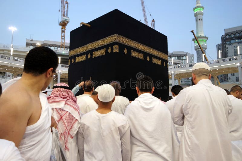Luogo Di Pellegrinaggio Dei Fedeli Musulmani I Vestiti D'uso Del Ihram Dei Musulmani E Aspettano Per Il