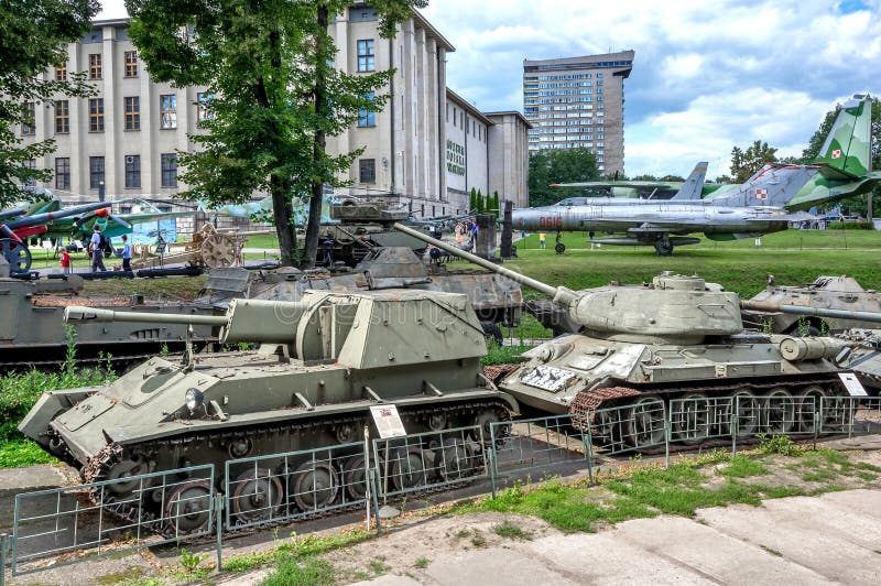 Canon automoteur SU-76M Char moyen T-34 Avion de chasse MiG-21 photo stock