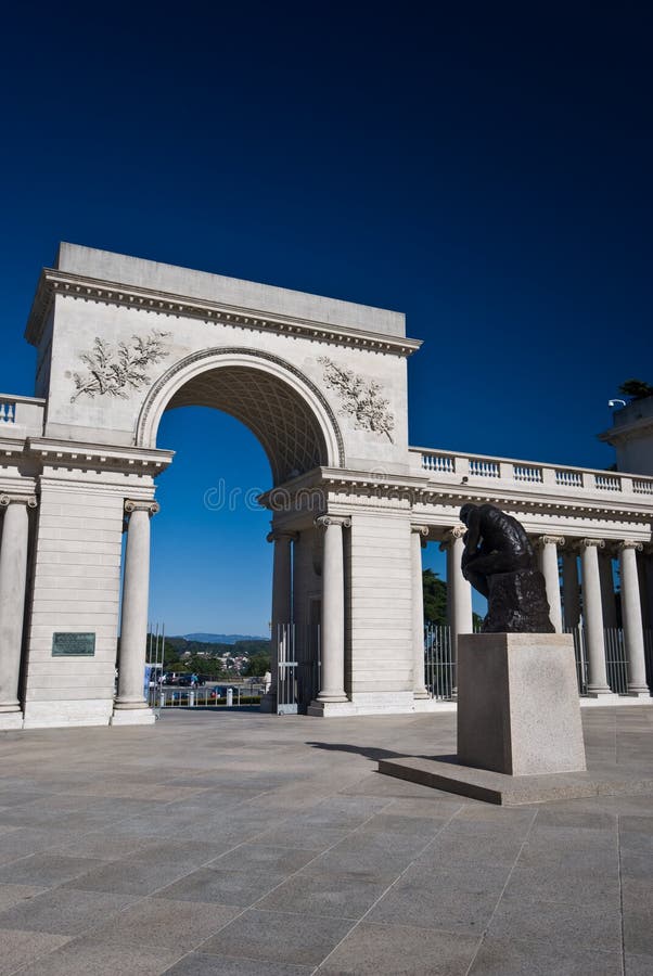 The palace of the Legion of Honor, a fine arts musum in San Francisco, California. Famous Statue The Thinker at the entrance. The palace of the Legion of Honor, a fine arts musum in San Francisco, California. Famous Statue The Thinker at the entrance.