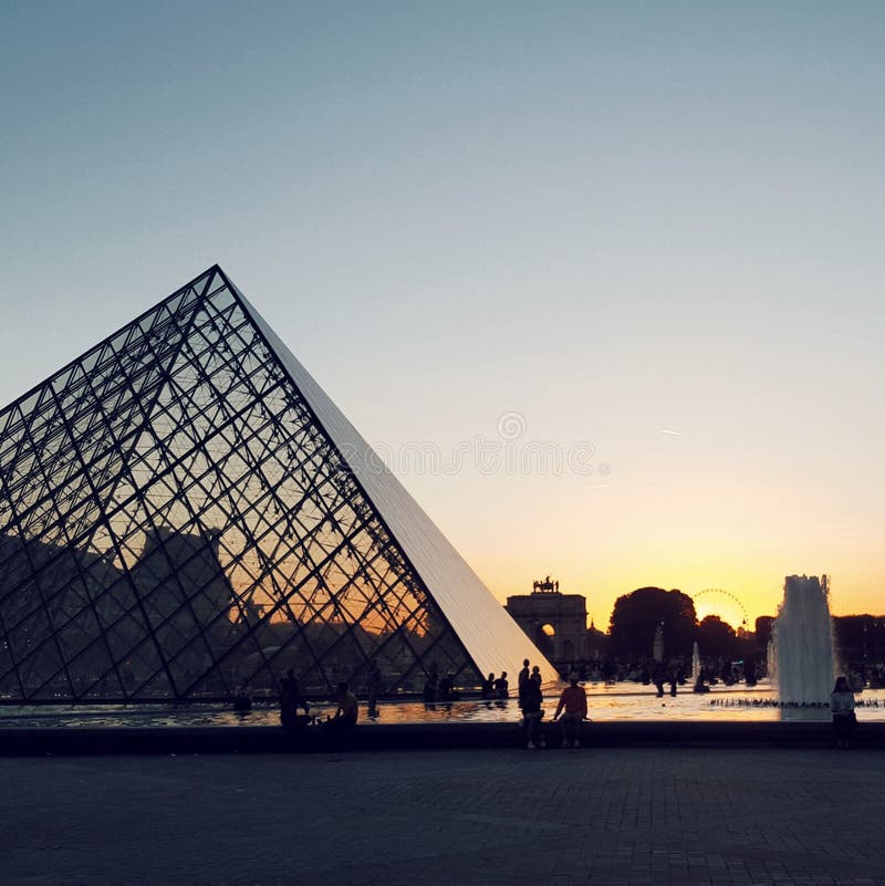 Musée de Louvre au coucher du soleil, Paris, France image stock Musée de Louvre au coucher du soleil, Paris, France image stock