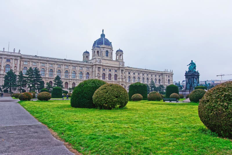 Musée de Vienne d'histoire naturelle avec des touristes image libre de droits Musée de Vienne d'histoire naturelle avec des touristes image libre de droits