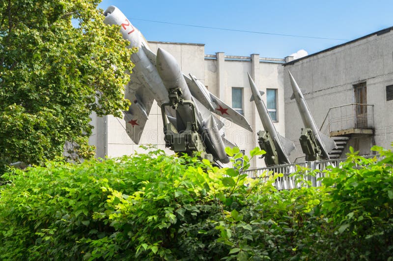 Musée des forces de défense d'air Chasseurs soviétiques MIG-19 ainsi que le système de missiles S-200 et S-125 de défense aérienn photo stock Musée des forces de défense d'air Chasseurs soviétiques MIG-19 ainsi que le système de missiles S-200 et S-125 de défense aérienn photo stock