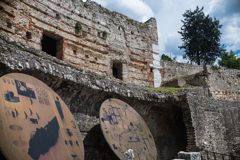 Musée des ruines et de la Santa Giulia romaines images libres de droits Musée des ruines et de la Santa Giulia romaines images libres de droits