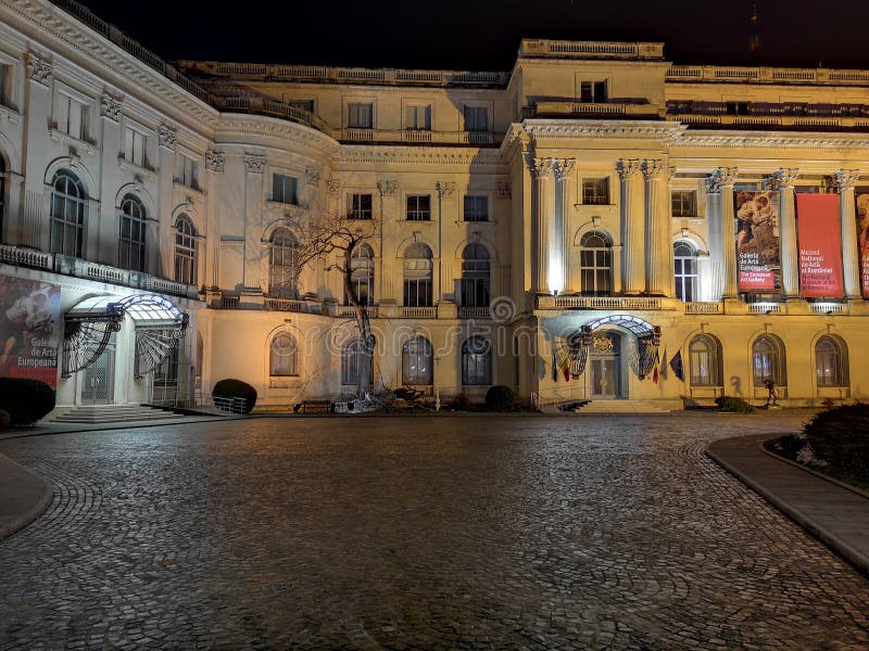 Musée National d'art, Bucarest, Roumanie - la nuit images libres de droits Musée National d'art, Bucarest, Roumanie - la nuit images libres de droits