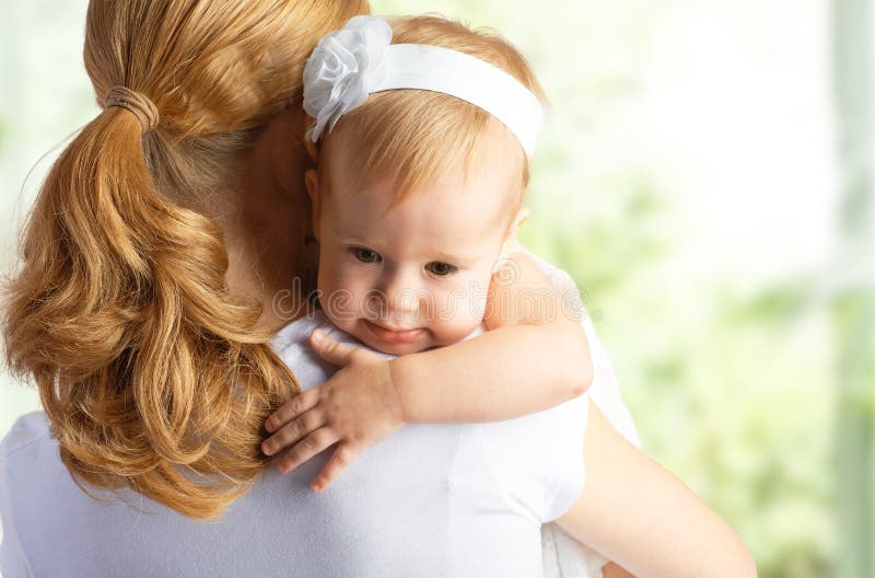 Mutter, die ihre Babytochter umarmt und tröstet lizenzfreies stockfoto Mutter, die ihre Babytochter umarmt und tröstet lizenzfreies stockfoto