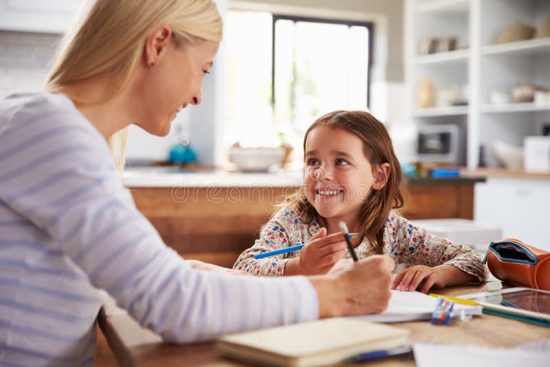 Mutter, die zu Hause ihre Tochter unterrichtet lizenzfreie stockfotos
