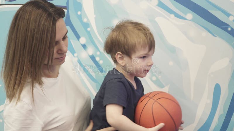 Mutter gelehrt hat, ein Kind, Basketball spielen