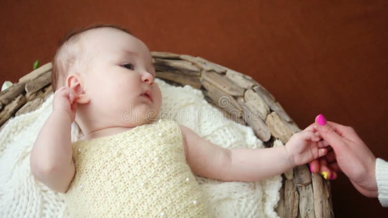 Mutter hält Hand seiner kleinen Tochter