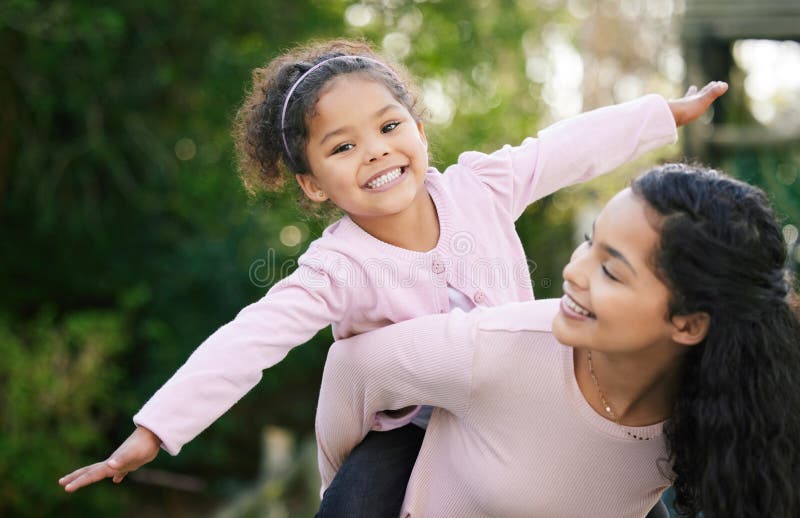 Mutter Kind und Bindung in Portrait mit Piggyback zur Unterstützung der Entwicklung und zusammen. Tochter und spielerisch stockbilder