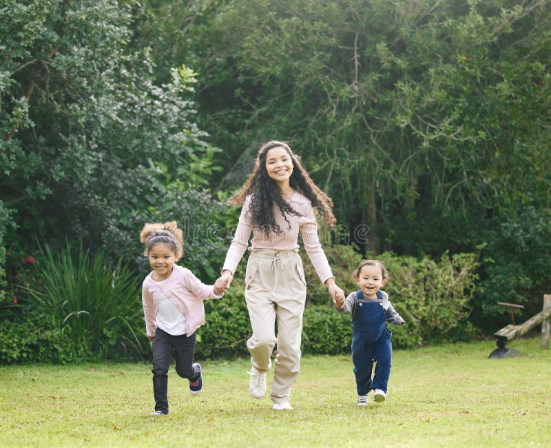 Mutter Kinder und Portrait für Laufen in Freiheit im Freien und Händchen für Spaß auf dem Land. Mama Kinder und lizenzfreie stockfotos