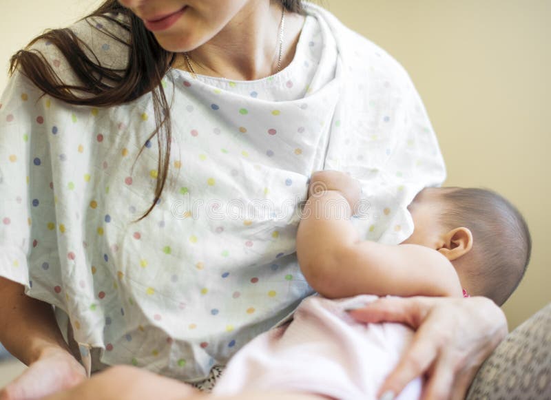 Mutter kümmert sich um ihrem Baby lizenzfreie stockfotos Mutter kümmert sich um ihrem Baby lizenzfreie stockfotos