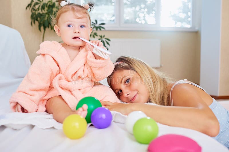 Mutter mit Baby im Raum lizenzfreies stockbild Mutter mit Baby im Raum lizenzfreies stockbild