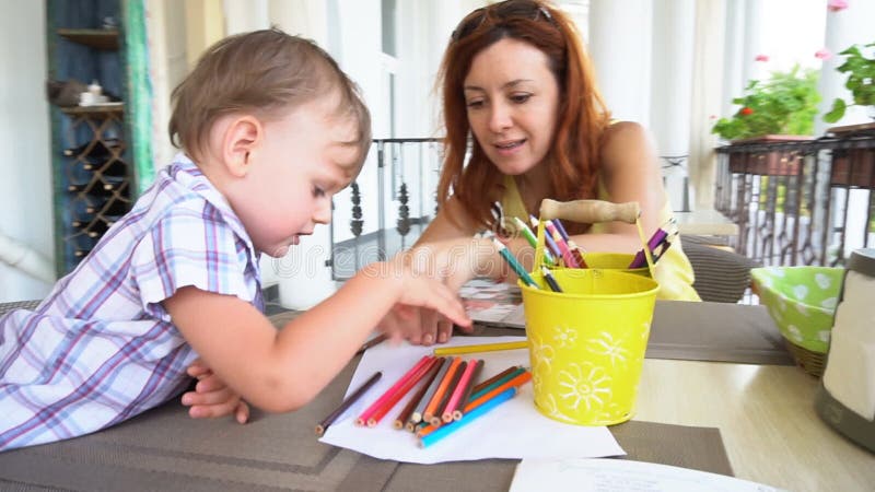 Mutter mit dem Sohnbaby gemalt mit farbigen Bleistiften stock video footage