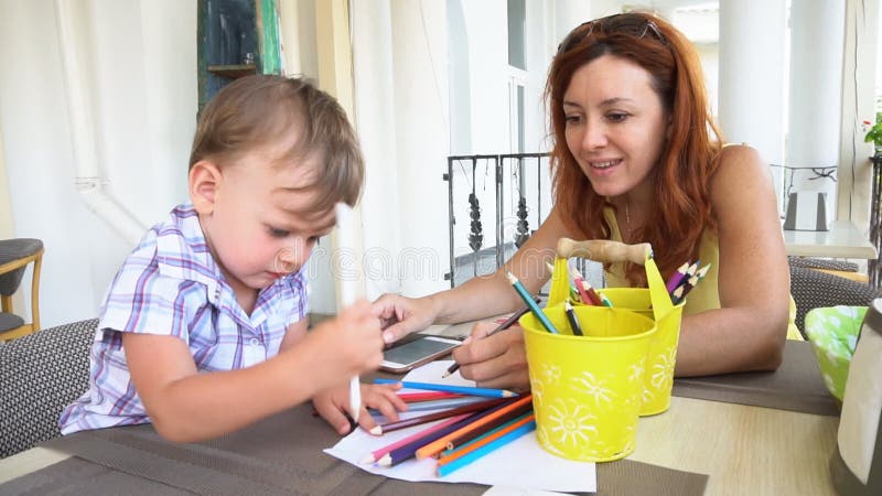 Mutter mit dem Sohnbaby gemalt mit farbigen Bleistiften stock video