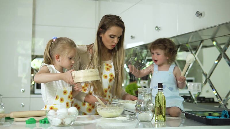 Mutter Mit Den Töchtern, Die Lebensmittel in Der Modernen Hellen Küche Kochen. Stock Footage - Video von helfer, zicklein: 190751350