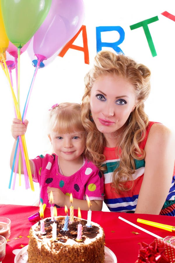 Mutter mit ihrem Baby, das Geburtstag feiert lizenzfreie stockfotos Mutter mit ihrem Baby, das Geburtstag feiert lizenzfreie stockfotos