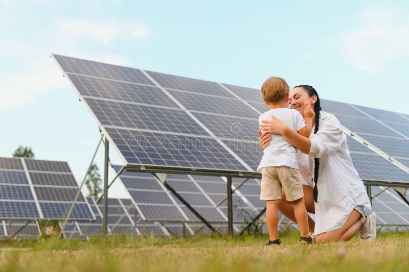 Mutter mit ihrem kleinen Sohn durch Solarzellen stockbild