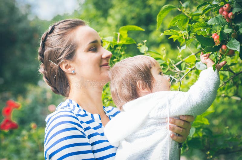 Mutter mit Kind auf Natur lizenzfreie stockbilder Mutter mit Kind auf Natur lizenzfreie stockbilder