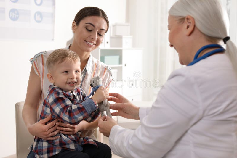 Mutter mit Kinderbesuchsdoktor stockfoto Mutter mit Kinderbesuchsdoktor stockfoto