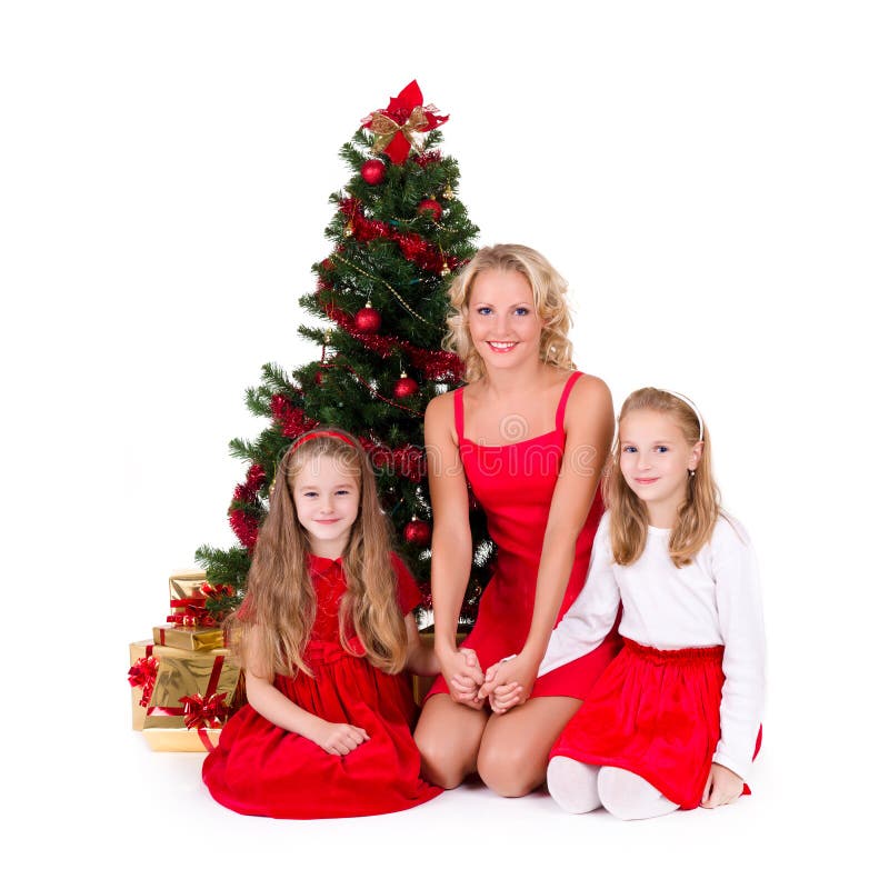 Mutter mit Kindern sitzen nahe Weihnachtsbaum. lizenzfreie stockbilder Mutter mit Kindern sitzen nahe Weihnachtsbaum. lizenzfreie stockbilder