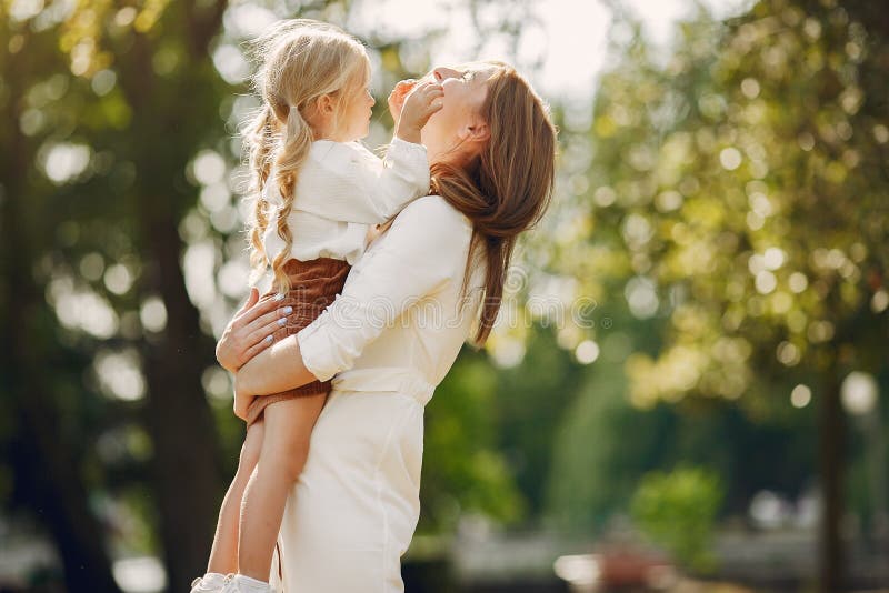 Mutter mit kleiner Tochter spielt in einem Sommerpark lizenzfreie stockfotografie