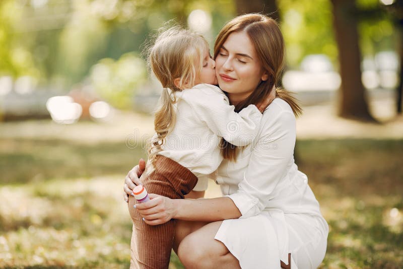 Mutter mit kleiner Tochter spielt in einem Sommerpark stockfoto