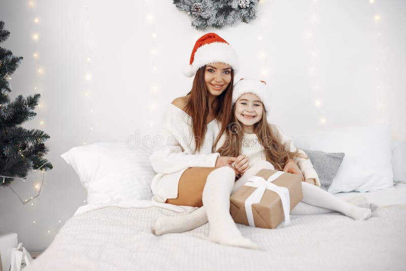 Mutter mit kleiner Tochter zu Hause lizenzfreies stockfoto